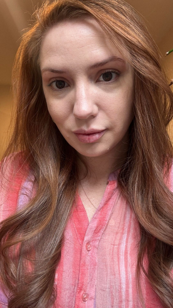 Allure social media director Kassidy Silva before applying the Benefit Cosmetics Benetint Cheek  Lip Stain
